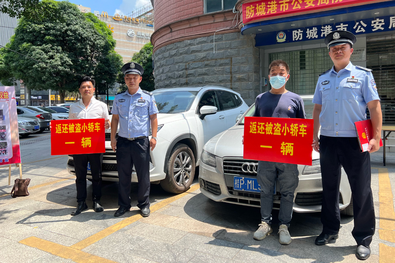 受害群众送来锦旗，感谢民警快速破案。黄琳琳摄