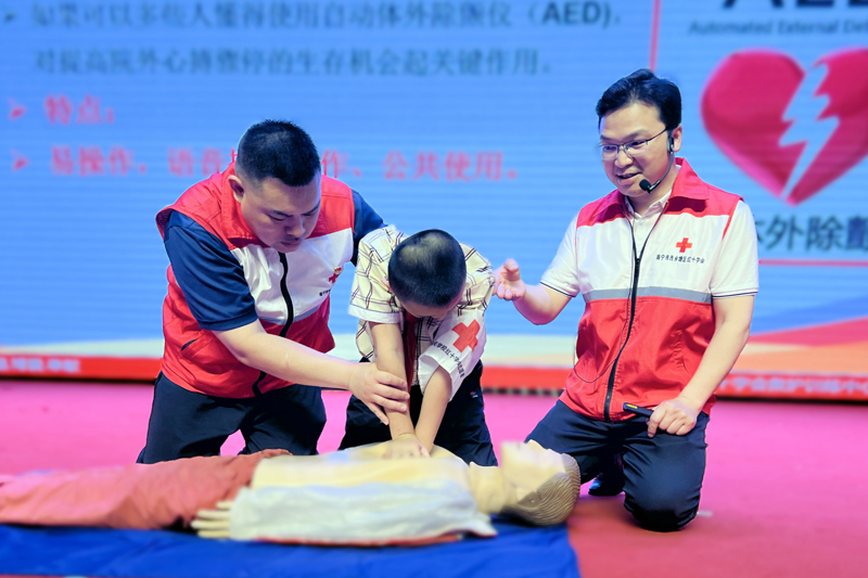 心肺复苏演练。西乡塘区教育局供图