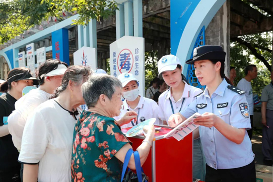 法制宣传活动现场。桂林市公安局供图