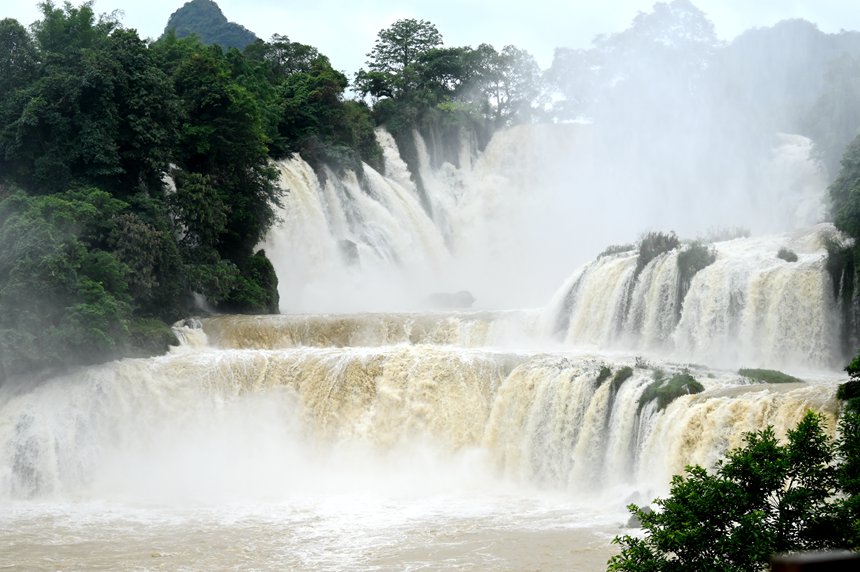 “黄金瀑布”壮观景象。