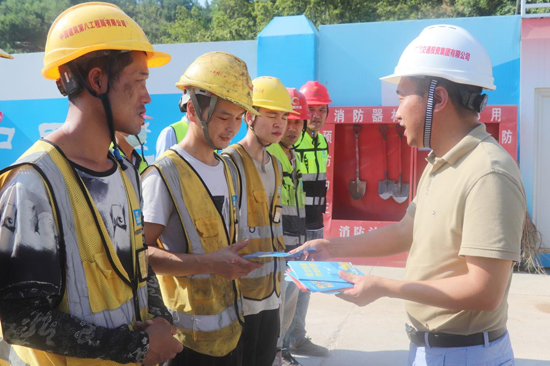 向柳梧铁路项目建设一线参建者送上安全知识科普手册。张涛摄