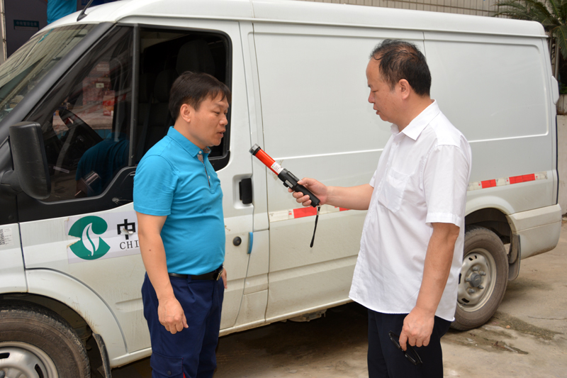 图为配送车辆驾驶员出车前酒精测试。吴俊鹏摄