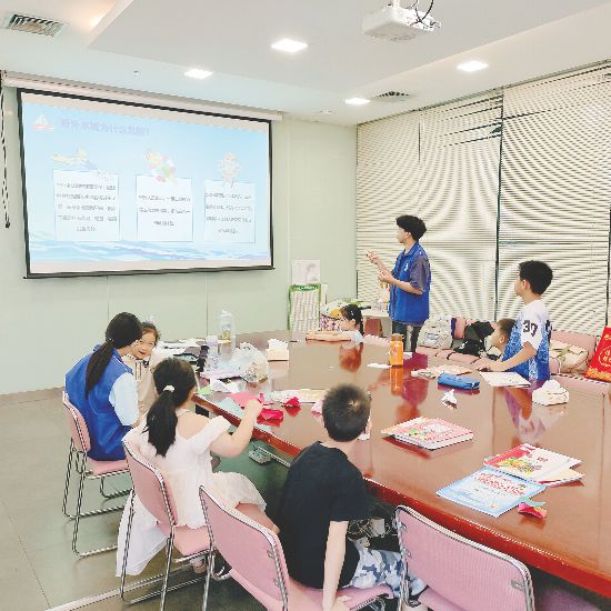 青年志愿者为孩子们讲解预防溺水知识。 受访志愿者供图