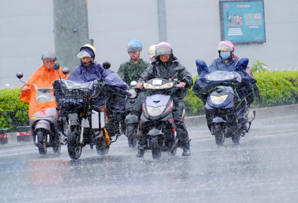 台风天，市民冒雨出行。记者宋延康摄