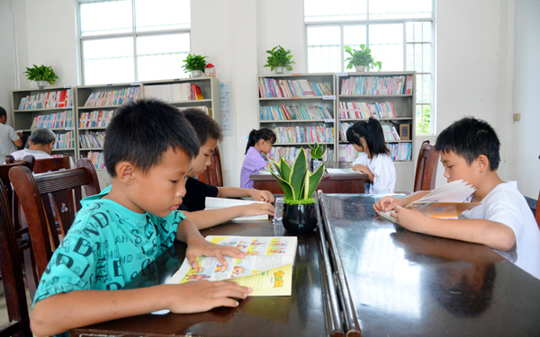 孩子们正在认真阅读。靖西市委宣传部供图
