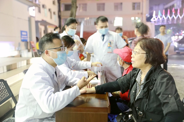 职工正在进行健康体检（国铁南宁局供图）.jpg