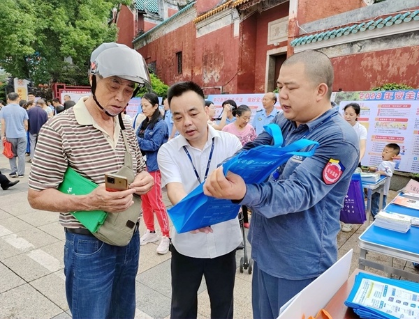 服务队正在指导居民使用“南网在线”APP查看用电日历(韦维 摄）.jpg