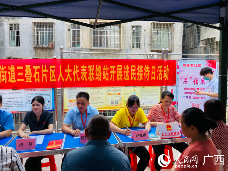 选民接待日活动现场。人民网 王功孝摄