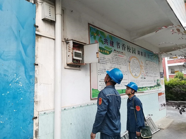 南方电网广西钦州灵山供电局武利供电所工作人员对“村BA”供电线路进行检查。（张炳凤）