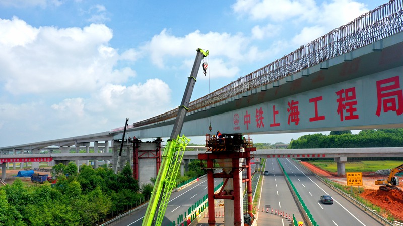 上横高速公路钢箱梁顶推施工现场。罗桂源摄
