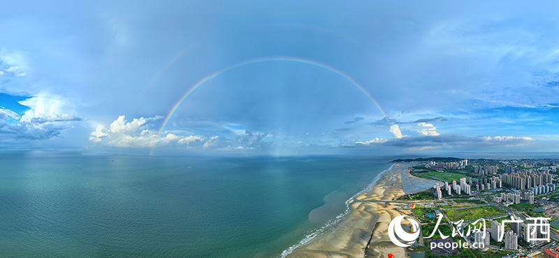 7月9日，广西北海市海面上出现双彩虹景观。 人民网 付华周摄
