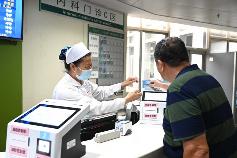 医院门诊推出全号源分时段精准预约模式，实行现场签到管理。柳州市人民医院供图