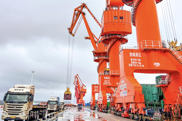 北部湾港防城港区正在进行“直装直提”作业。北部湾港防城港码头有限公司供图