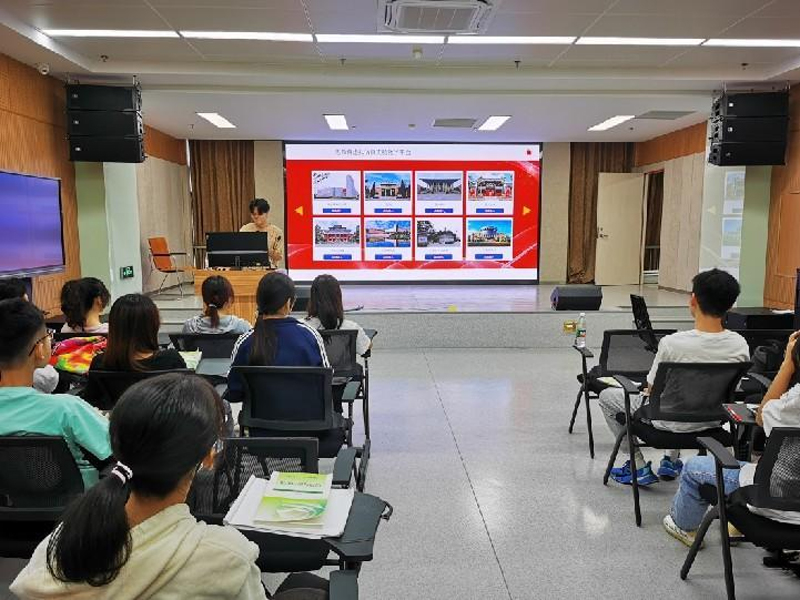 学校定制100多个虚拟仿真红色育人教学场馆。学校供图