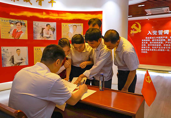 百色高速公路运营有限公司右江分公司代表队在答题。覃海梅摄