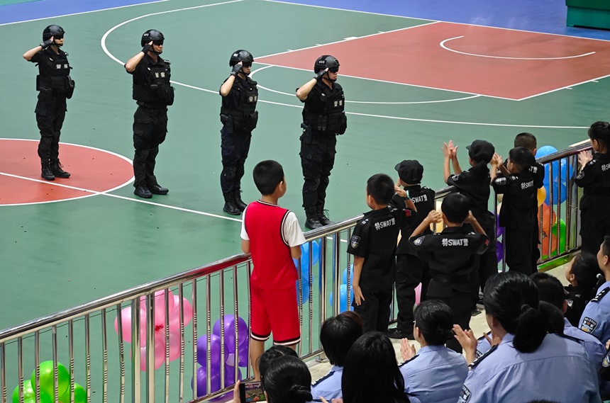 警娃们观看特警战术表演