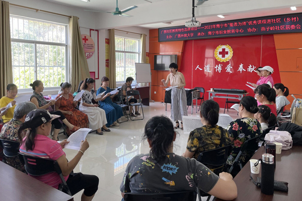 老年人音乐心理健康教育课程进兴宁区燕子岭社区。陆鑫摄