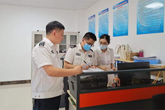 来宾市人社部门在职业培训机构核对有关许可证件信息。蓝莹莹摄