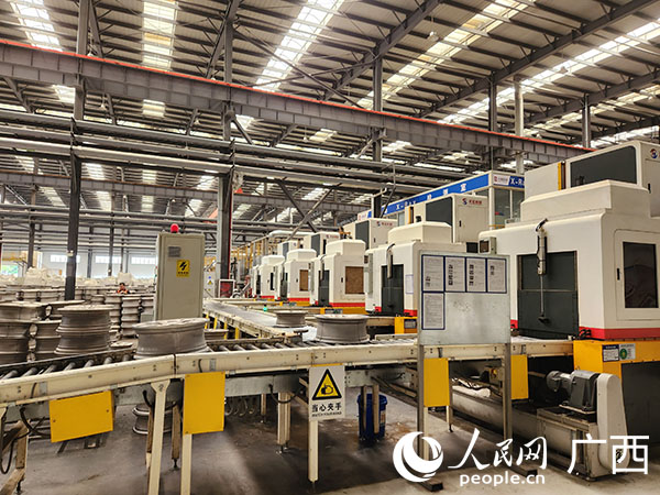 吉利百矿集团年产1000万只铝轮毂项目生产车间。人民网 黄子婧摄