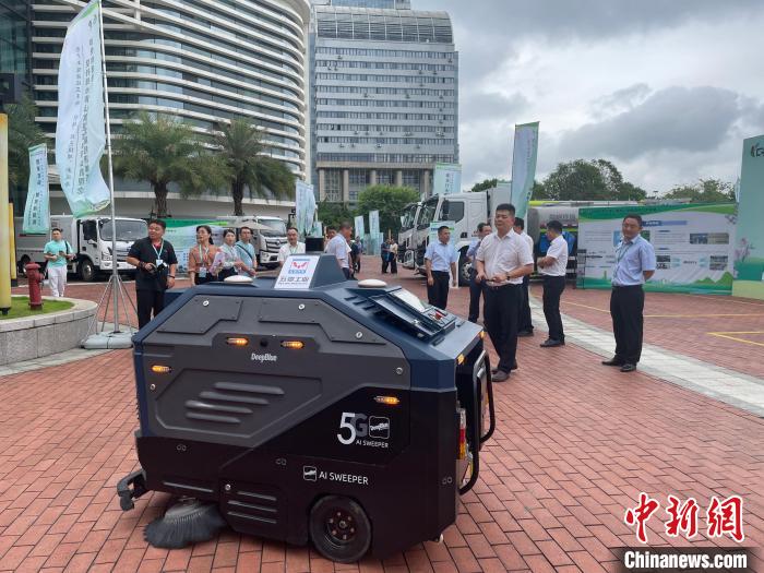 图为一台展出的5G无人扫地机设备。林馨 摄