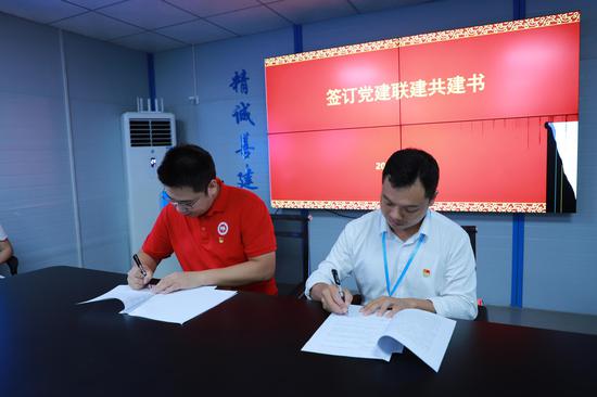 签订党建共建协议书 杨俊麟 摄 签订党建共建协议书 杨俊麟 摄