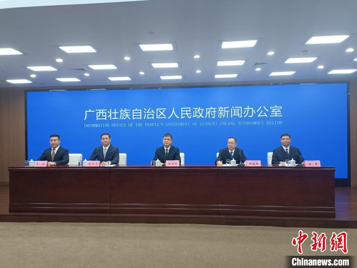 图为广西深入推进重大项目建设新闻发布会现场。覃思婷 摄