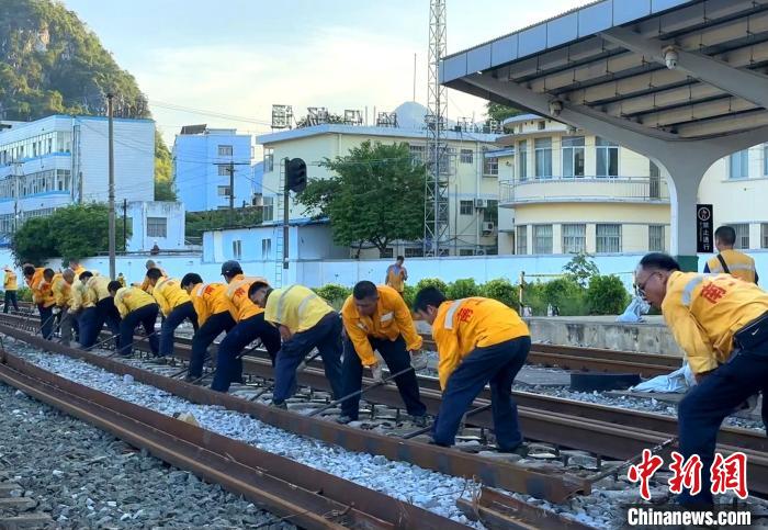 图为南宁工务段组织干部职工对凭祥站内线路进行成段更换钢轨施工。梁琼婵 摄