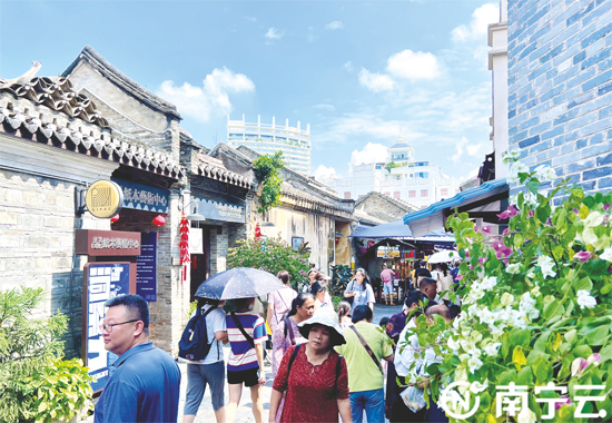 假日期间，游客在老南宁·三街两巷历史文化街区感受“老南宁”的历史文化底蕴。潘浩摄