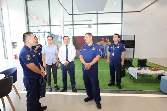 与企业交流消防工作问题。百色市消防救援支队供图