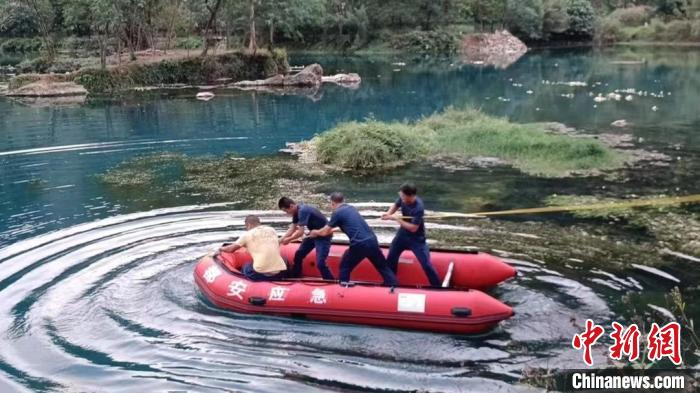 图为救援行动现场。都安瑶族自治县委宣传部供图