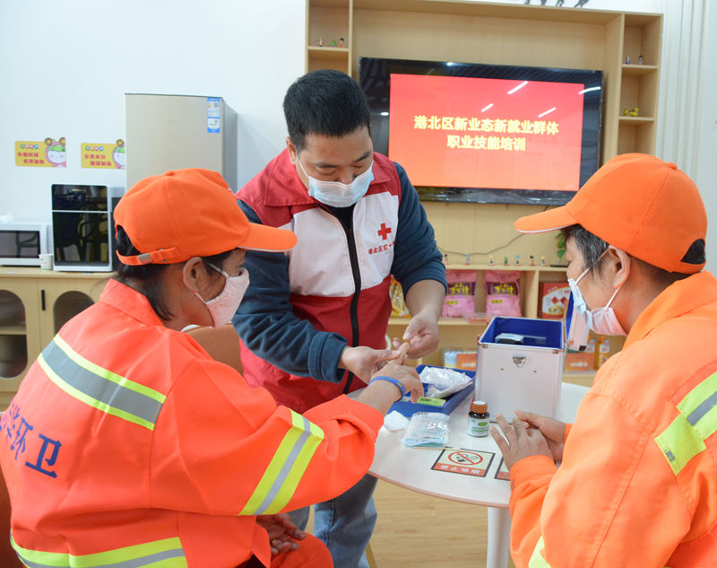 石羊塘社区党委与贵城社区卫生服务中心党支部在“荷城红巢”党群服务驿站开展职业技能培训和健康义诊暖“新”行动。港北区委组织部供图.jpg