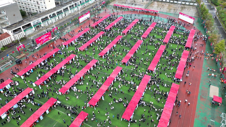 双选会现场。桂医新媒体中心供图