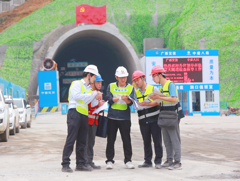 员工在建设现场交流探讨优化施工方案。公司供图