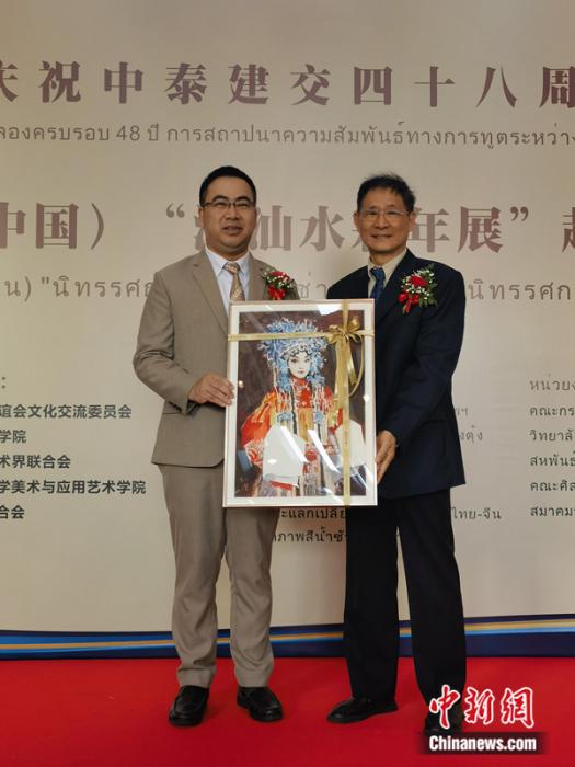 潮汕水彩画院院长李小澄(右)向泰国文化部赠送画作。李映民 摄