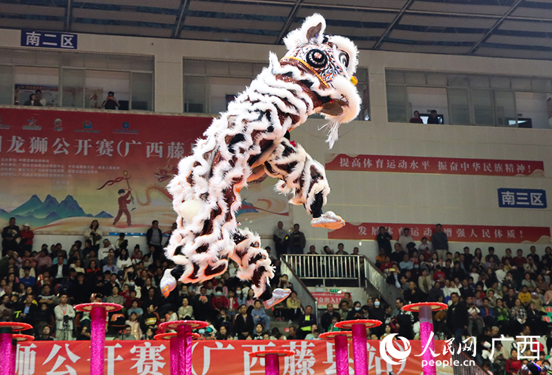 队员在高桩上灵活跑动。人民网 何宁摄
