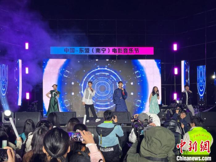 12月17日晚，黎道重(中)与其他越南留学生演唱歌曲《坡上的榕树》。韦佳秀 摄