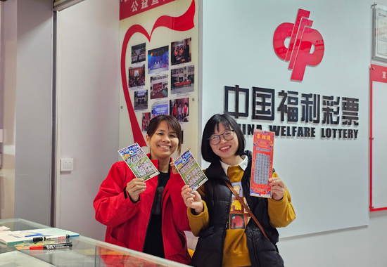 旅客参与现场活动。王秋实摄
