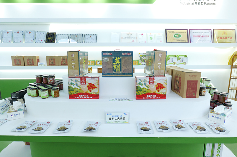 英家大头菜产品陈列。罗凯摄