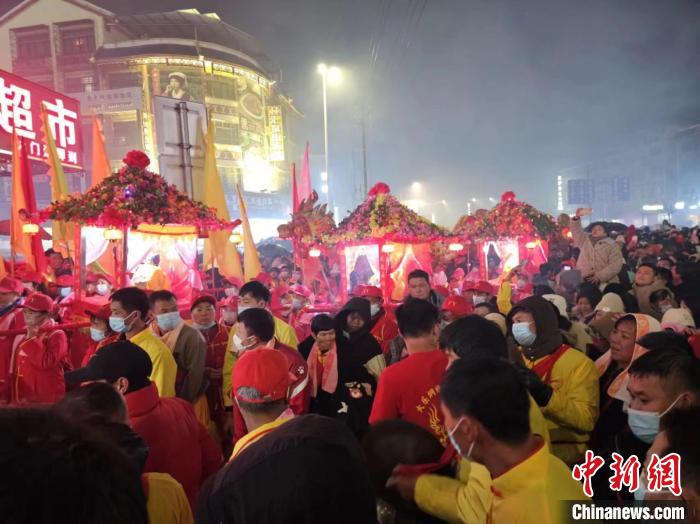 2月24日，中国农历正月十五，广西金秀瑶族自治县桐木镇民众“摆迓圣”，庆祝元宵。廖晨言 摄