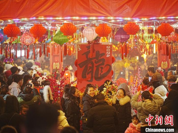 2月24日，广西金秀瑶族自治县桐木镇民众“摆迓圣”祈福。盘斌 摄