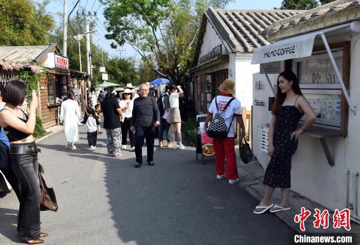 图为时尚青年在流下村一处网红打卡点拍照。记者 蒋雪林 摄
