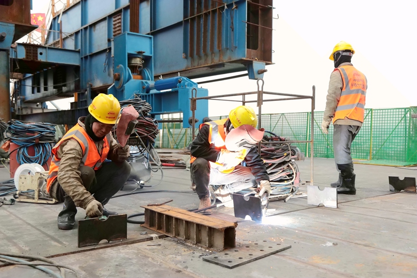 工作人员在进行焊接作业。林高摄