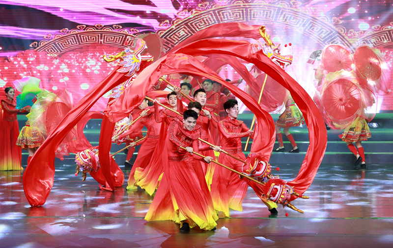 歌舞《祥龙迎春》。石峰摄