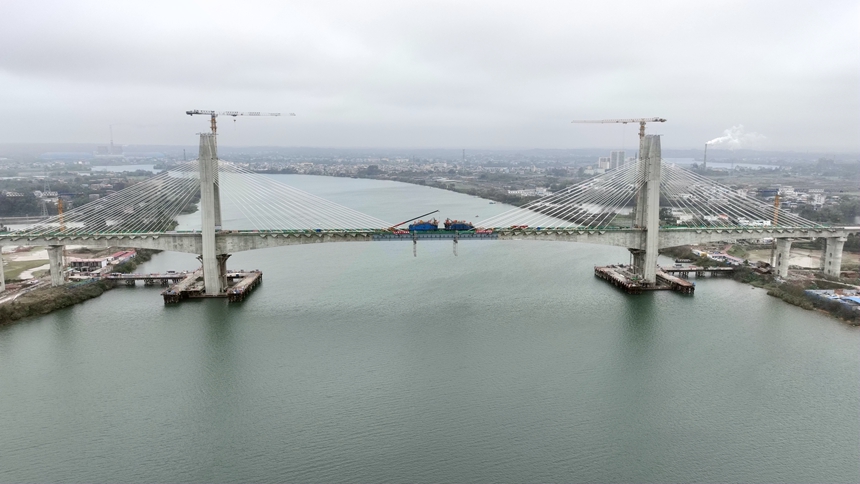 合龙后的大桥全景。邢星摄