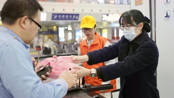 图为张婷婷为旅客交接遗失物品。李俊鸣摄.jpg