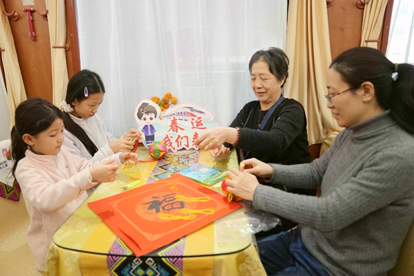 旅客带小朋友在“移动童趣吧”体验手工编绣球 曹烁摄.jpg