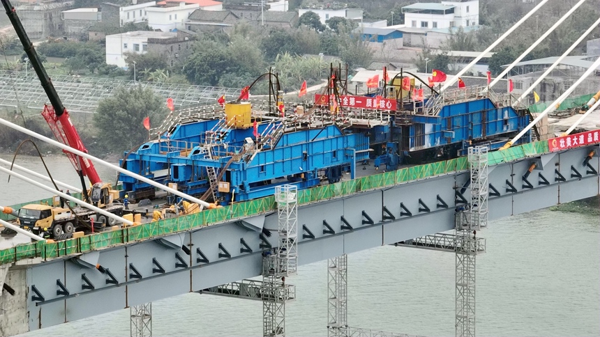 南深高铁六景郁江特大桥顺利合龙。韦建松摄