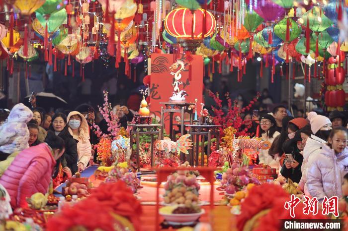 2月24日，广西金秀瑶族自治县桐木镇民众“摆迓圣”祈福。程成 摄