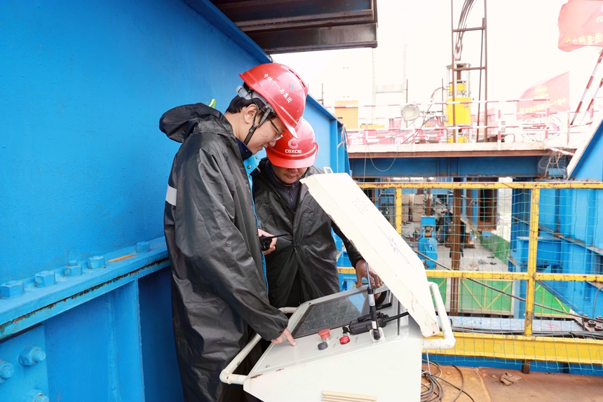 工作人员在控制台操作钢箱梁吊装作业。林鹤摄