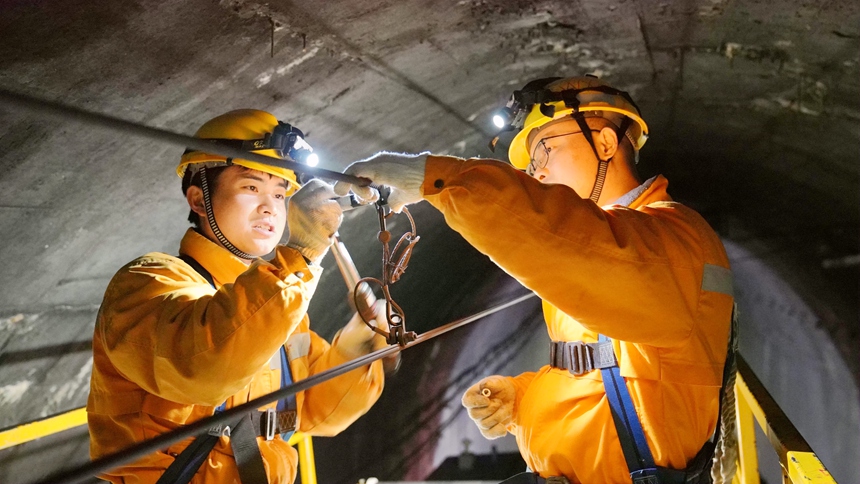 青年职工在焦柳铁路牙屯堡站至水团站区间对接触网设备进行检修维护。马君摄